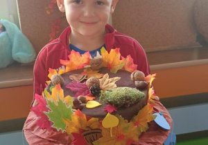 Zdjęcie przedstawia chłopca, który bierze udział w konkursie