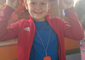 Zdjęcie przedstawia chłopca, który bierze udział w konkursie