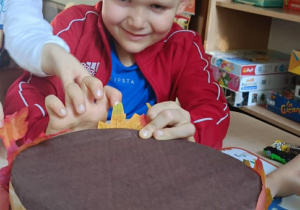 Zdjęcie przedstawia chłopca, który bierze udział w konkursie