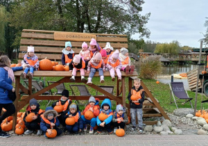 Zdjęcie przedstawia dzieci podczas wizyty w Dobroniance