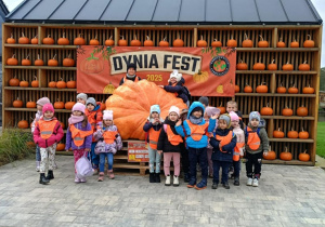 Zdjęcie przedstawia dzieci podczas wizyty w Dobroniance