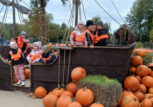 Zdjęcie przedstawia dzieci podczas wizyty w Dobroniance