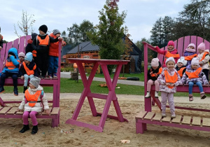 Zdjęcie przedstawia dzieci podczas wizyty w Dobroniance