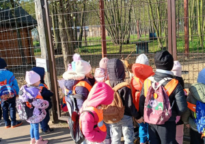 Zdjęcie przedstawia dzieci podczas wizyty w Dobroniance