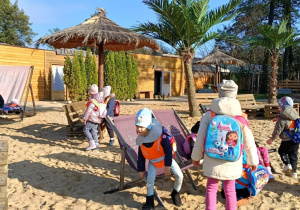 Zdjęcie przedstawia dzieci podczas wizyty w Dobroniance