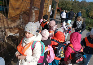 Zdjęcie przedstawia dzieci podczas wizyty w Dobroniance