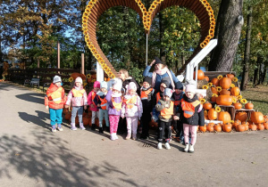 Zdjęcie przedstawia dzieci podczas wizyty w Dobroniance