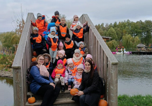 Zdjęcie przedstawia dzieci podczas wizyty w Dobroniance