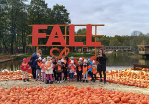 Zdjęcie przedstawia dzieci podczas wizyty w Dobroniance
