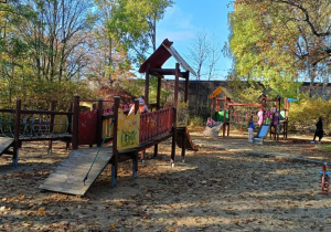 Zdjęcie przedstawia dzieci w parku