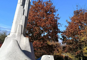 Zdjęcie przedstawia dzieci w parku