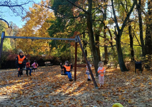 Zdjęcie przedstawia dzieci w parku