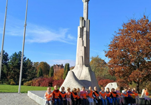 Zdjęcie przedstawia dzieci w parku