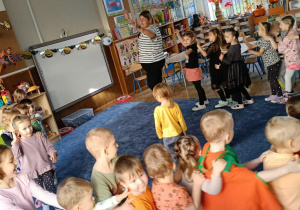 Zdjęcie przedstawia dzieci podczas zabaw z okazji Dnia Dyni