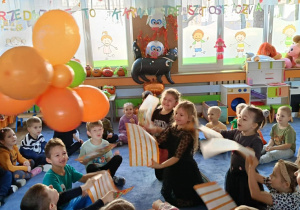 Zdjęcie przedstawia dzieci podczas zabaw z okazji Dnia Dyni