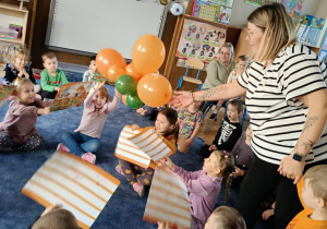 Zdjęcie przedstawia dzieci podczas zabaw z okazji Dnia Dyni