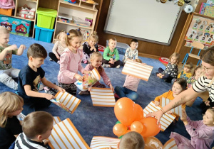 Zdjęcie przedstawia dzieci podczas zabaw z okazji Dnia Dyni