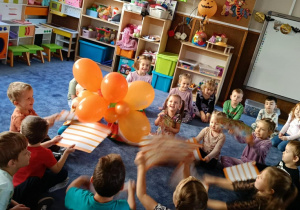 Zdjęcie przedstawia dzieci podczas zabaw z okazji Dnia Dyni