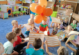 Zdjęcie przedstawia dzieci podczas zabaw z okazji Dnia Dyni