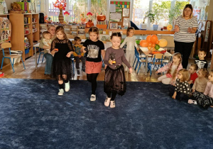 Zdjęcie przedstawia dzieci podczas zabaw z okazji Dnia Dyni