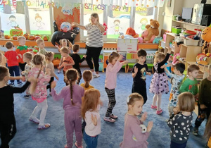 Zdjęcie przedstawia dzieci podczas zabaw z okazji Dnia Dyni