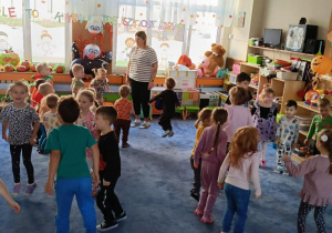 Zdjęcie przedstawia dzieci podczas zabaw z okazji Dnia Dyni