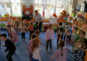 Zdjęcie przedstawia dzieci podczas zabaw z okazji Dnia Dyni