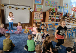 Zdjęcie przedstawia dzieci podczas zabaw z okazji Dnia Dyni