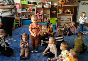 Zdjęcie przedstawia dzieci podczas zabaw z okazji Dnia Dyni