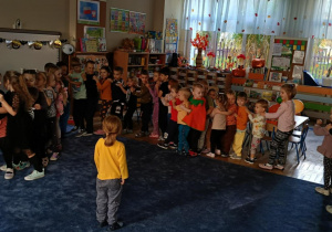 Zdjęcie przedstawia dzieci podczas zabaw z okazji Dnia Dyni