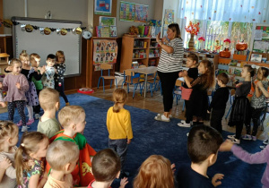 Zdjęcie przedstawia dzieci podczas zabaw z okazji Dnia Dyni