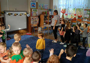 Zdjęcie przedstawia dzieci podczas zabaw z okazji Dnia Dyni