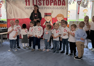 Zdjęcie przedstawia dzieci podczas uroczystości