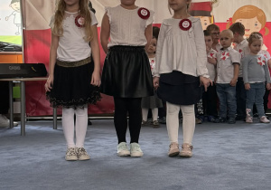 Zdjęcie przedstawia dzieci podczas uroczystości