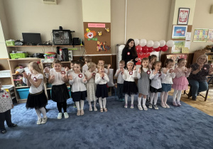 Zdjęcie przedstawia dzieci podczas uroczystości