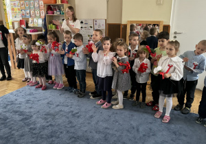 Zdjęcie przedstawia dzieci podczas uroczystości