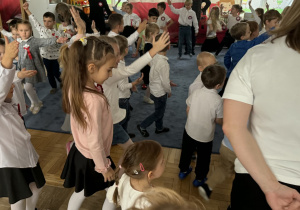 Zdjęcie przedstawia dzieci podczas uroczystości