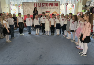 Zdjęcie przedstawia dzieci podczas uroczystości