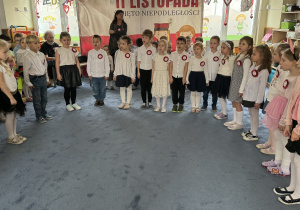 Zdjęcie przedstawia dzieci podczas uroczystości