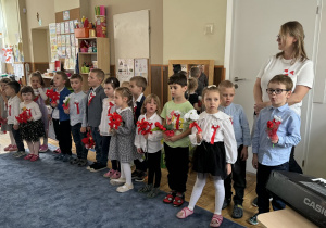 Zdjęcie przedstawia dzieci podczas uroczystości