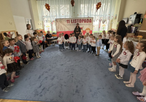 Zdjęcie przedstawia dzieci podczas uroczystości