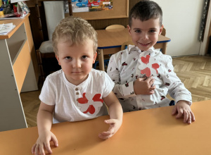 Eleganckie maluszki gotowe do uroczystości