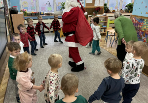 Zdjęcie przedstawia dzieci podczas spotkania z Mikołajem