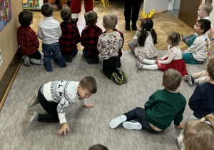 Zdjęcie przedstawia dzieci podczas spotkania z Mikołajem