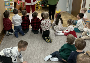Zdjęcie przedstawia dzieci podczas spotkania z Mikołajem