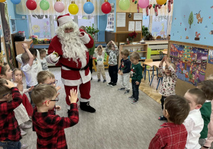 Zdjęcie przedstawia dzieci podczas spotkania z Mikołajem