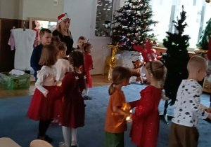 Zdjęcie przedstawia dzieci podczas spotkania z Mikołajem