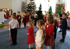 Zdjęcie przedstawia dzieci podczas spotkania z Mikołajem