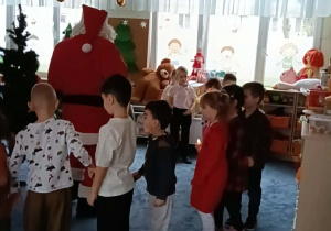 Zdjęcie przedstawia dzieci podczas spotkania z Mikołajem