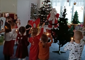 Zdjęcie przedstawia dzieci podczas spotkania z Mikołajem